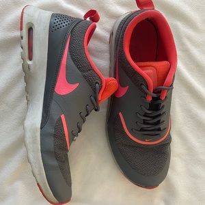 NIKE AIR MAX THEA sneaker; grey and hot pink